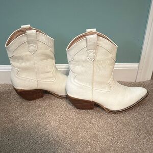 Universal Thread White Croc-Texture Western Ankle Boots
